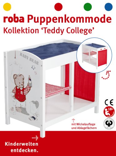 Cambiador de muñecas "Teddy College" en DM y madera maciza lacado en blanco con imprimaciones térmicas "Teddy College". Dos compartimentos para pañales, ropa y toallas, con panel textil y alfombrilla cambiador incluida. AxAxP: 46 x 30 x 52 cm.