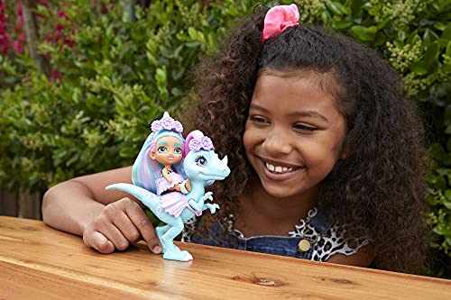 Cave Club Bebé con dinosaurio, muñeca pelo azul con mascota y accesorios, juguete para niñas y niños +4 años (Mattel GXP25)