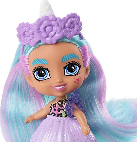 Cave Club Bebé con dinosaurio, muñeca pelo azul con mascota y accesorios, juguete para niñas y niños +4 años (Mattel GXP25)