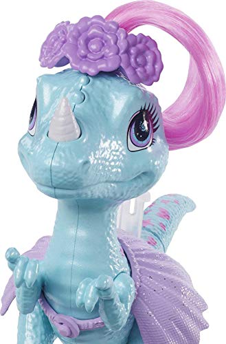 Cave Club Bebé con dinosaurio, muñeca pelo azul con mascota y accesorios, juguete para niñas y niños +4 años (Mattel GXP25)