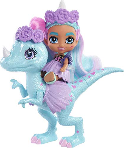 Cave Club Bebé con dinosaurio, muñeca pelo azul con mascota y accesorios, juguete para niñas y niños +4 años (Mattel GXP25)