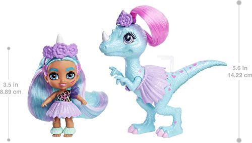 Cave Club Bebé con dinosaurio, muñeca pelo azul con mascota y accesorios, juguete para niñas y niños +4 años (Mattel GXP25)