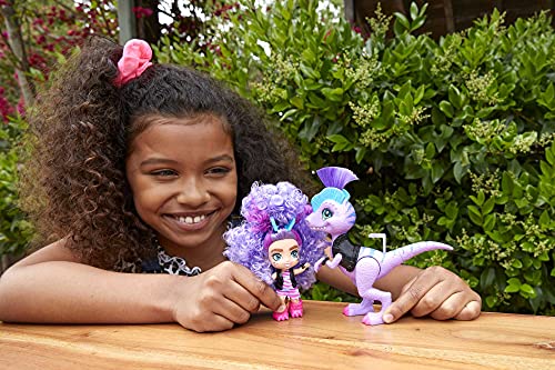 Cave Club Bebé con dinosaurio, muñeca pelo morado con mascota y accesorios, juguete para niñas y niños +4 años (Mattel GXP24)