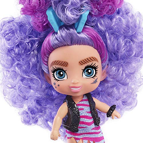 Cave Club Bebé con dinosaurio, muñeca pelo morado con mascota y accesorios, juguete para niñas y niños +4 años (Mattel GXP24)