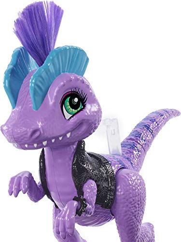 Cave Club Bebé con dinosaurio, muñeca pelo morado con mascota y accesorios, juguete para niñas y niños +4 años (Mattel GXP24)