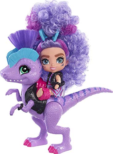 Cave Club Bebé con dinosaurio, muñeca pelo morado con mascota y accesorios, juguete para niñas y niños +4 años (Mattel GXP24)