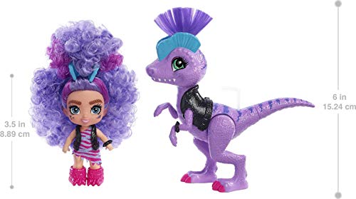 Cave Club Bebé con dinosaurio, muñeca pelo morado con mascota y accesorios, juguete para niñas y niños +4 años (Mattel GXP24)