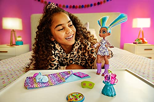 Cave Club Tella Fiesta de Pijamas Muñeca con moda para dormir, mascota de juguete y accesorios (Mattel GTH06)