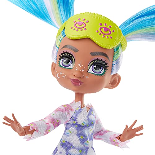 Cave Club Tella Fiesta de Pijamas Muñeca con moda para dormir, mascota de juguete y accesorios (Mattel GTH06)