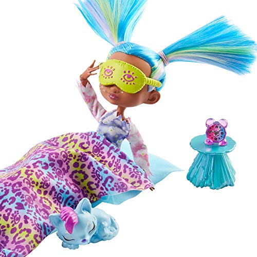 Cave Club Tella Fiesta de Pijamas Muñeca con moda para dormir, mascota de juguete y accesorios (Mattel GTH06)