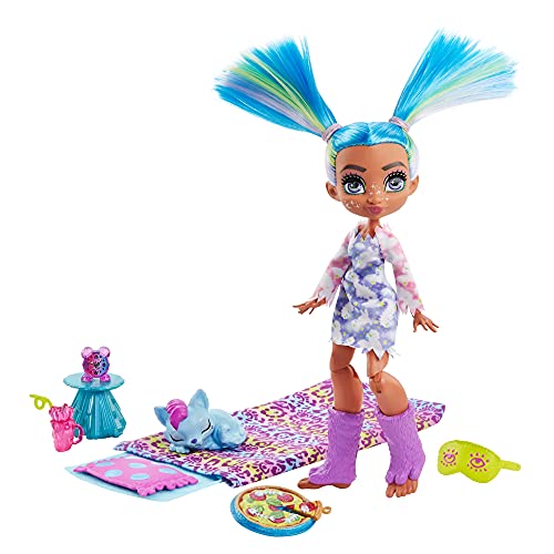 Cave Club Tella Fiesta de Pijamas Muñeca con moda para dormir, mascota de juguete y accesorios (Mattel GTH06)