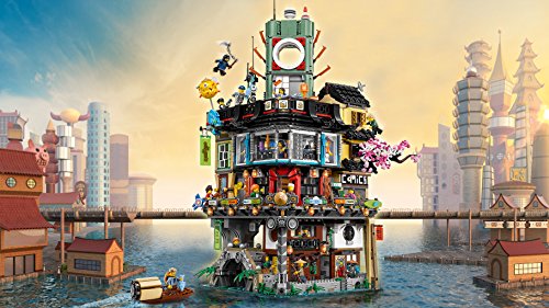 LEGO Ninjago - Ciudad de NINJAGO, edificio ninja de juguete con figuras de guerreros y barco de pesca tradicional (LEGO 70620)