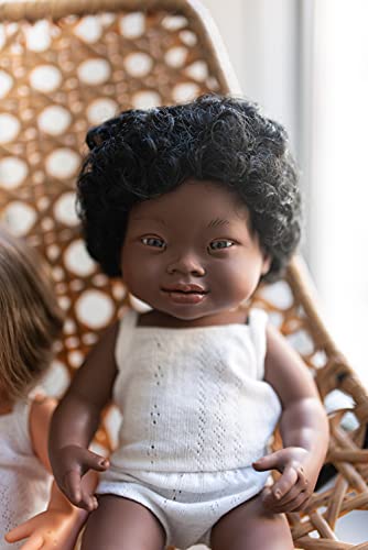 Miniland – Muñeca bebé Africana Down Niña de Vinilo Suave de 38cm con rasgos étnicos y sexuado para el Aprendizaje de la Diversidad con Suave y Agradable Perfume. Presentado en Caja de Regalo.