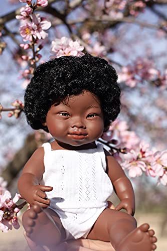 Miniland – Muñeca bebé Africana Down Niña de Vinilo Suave de 38cm con rasgos étnicos y sexuado para el Aprendizaje de la Diversidad con Suave y Agradable Perfume. Presentado en Caja de Regalo.