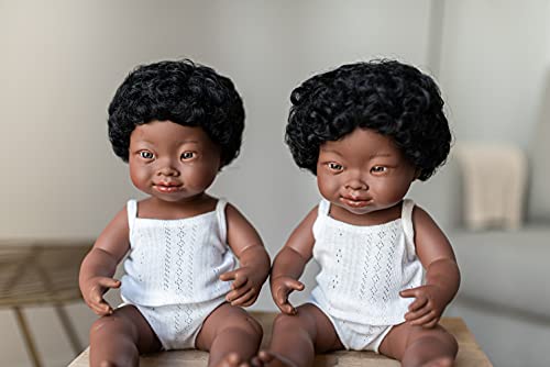 Miniland – Muñeca bebé Africana Down Niña de Vinilo Suave de 38cm con rasgos étnicos y sexuado para el Aprendizaje de la Diversidad con Suave y Agradable Perfume. Presentado en Caja de Regalo.