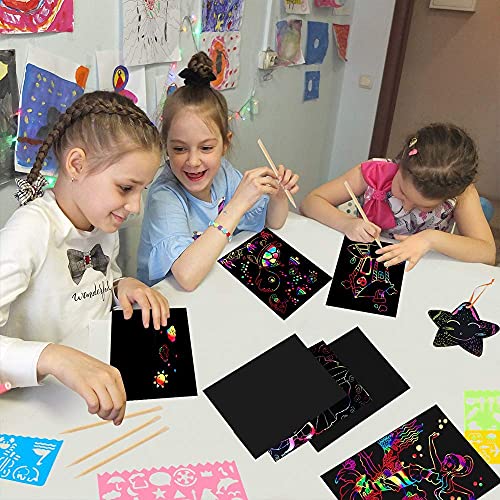 Mocoosy 60 piezas de papel de rascar para niños - Rainbow Magic Scratch Off Paper Art and Craft Kit Scratch Note Black Doodle Pads con 4 plantillas 5 lápices de madera para fiestas niñas niños regalos