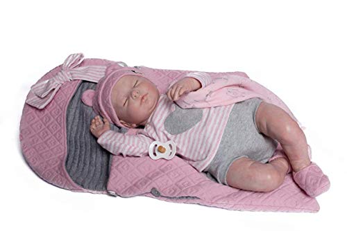 Muñecas Guca- MUÑECA Reborn Emma Pijamita Gris, con Babero, Muselina Y SAQUITO Rosa. 46CM, Multicolor (18034)