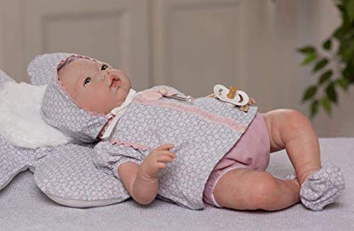 Muñecas Guca- MUÑECA Reborn Olivia con Vestido Y Capota Estampado Floral Gris ACOMPAÑADA DE COJÍN Flor 46CM, Multicolor (18009)