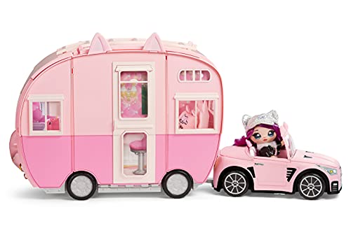 Na Na Na Surprise Caravana Kitty-Cat - Caravana rosa con orejas y cola de gato - 7 áreas de juego que incluyen cocina completa, hamaca y accesorios, coche de juguete para muñecas y más