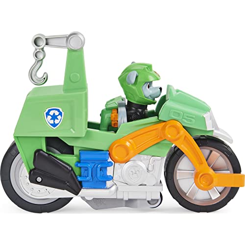 PAW PATROL Moto Pups Rocky’s Deluxe Pull Back Motorcycle Vehicle with Wheelie Feature and Figure Rocky's Vehículo de Motocicleta con Ruedas (Spin Master 6060545)