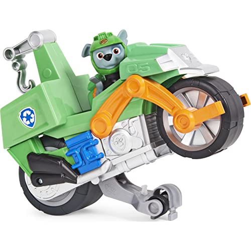 PAW PATROL Moto Pups Rocky’s Deluxe Pull Back Motorcycle Vehicle with Wheelie Feature and Figure Rocky's Vehículo de Motocicleta con Ruedas (Spin Master 6060545)