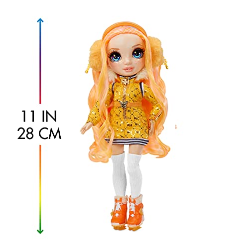 Rainbow High Winter Break Poppy Rowan-Muñeca de Moda Naranja con 2 atuendos, Equipo de Nieve y Pedestal-Incluye esquís, Patines, Accesorios y más-Edad: 6+ años, Color (574767C3)