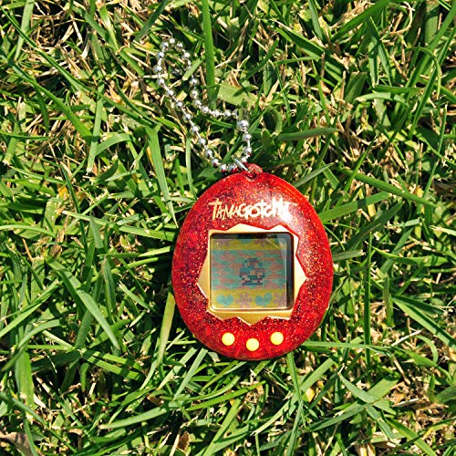 TAMAGOTCHI 42813 Original con Carcasa roja de Purpurina - Alimenta, cuida y educa a tu Mascota Virtual; Sistema con Cadena para Jugar en Cualquier Parte