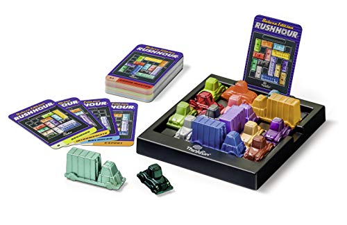 ThinkFun 76338 76305 Rush Hour - El Famoso Juego de congestión en la edición Deluxe con vehículos en Aspecto metálico, Juego lógico para Adultos y niños a Partir de 8 años