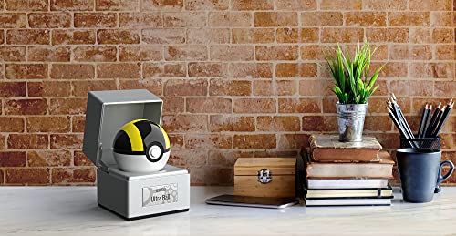 Ultra Ball Replica auténtica – Realista, electrónica, bola de poke fundida a troquel con bola y caja de exhibición Características de la luz de The Wand Company – Producto oficial de Pokemon