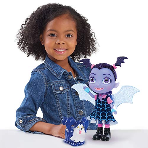 Vampirina - Bat-Muñeca de 24 cm con alas Luminosas, Efectos sonoros y Luminosos, una Figura PIlou incluida, Juguete para niños a Partir de 3 años, VAM15