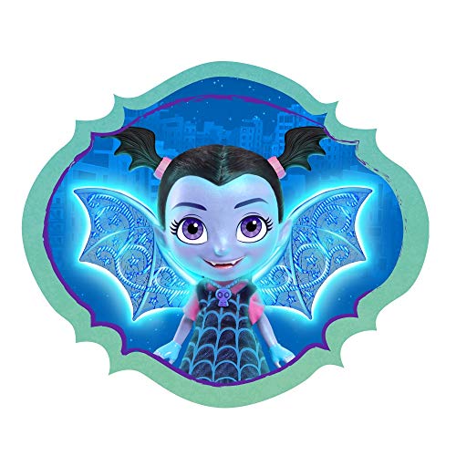 Vampirina - Bat-Muñeca de 24 cm con alas Luminosas, Efectos sonoros y Luminosos, una Figura PIlou incluida, Juguete para niños a Partir de 3 años, VAM15