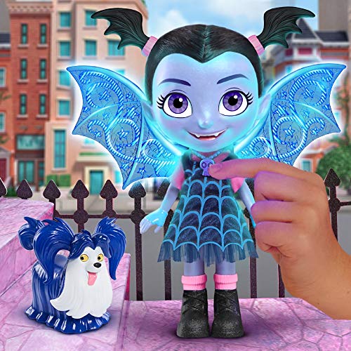 Vampirina - Bat-Muñeca de 24 cm con alas Luminosas, Efectos sonoros y Luminosos, una Figura PIlou incluida, Juguete para niños a Partir de 3 años, VAM15