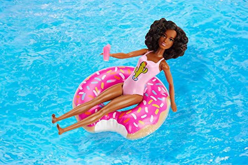 Barbie Muñeca Afroamericana con Flotador de Piscina en Forma de Donut Bañador Rosado (Mattel GHT21)