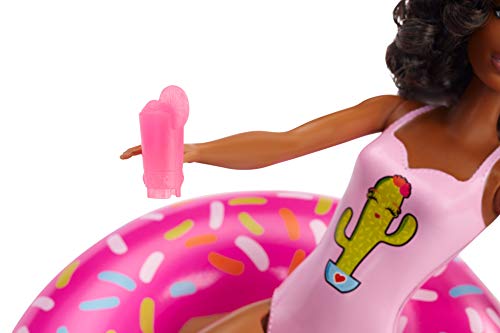 Barbie Muñeca Afroamericana con Flotador de Piscina en Forma de Donut Bañador Rosado (Mattel GHT21)