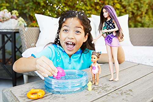 Barbie Skipper Muñeca canguro con bañador y bebé, con piscina de juguete y accesorios de agua (Mattel GRP39)