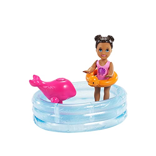 Barbie Skipper Muñeca canguro con bañador y bebé, con piscina de juguete y accesorios de agua (Mattel GRP39)