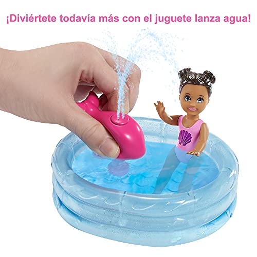 Barbie Skipper Muñeca canguro con bañador y bebé, con piscina de juguete y accesorios de agua (Mattel GRP39)