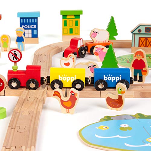 boppi Juego de Tren Grande de Madera 150 Piezas con Accesorios, Personas, Animales, Coches, Tractor, Puente, árboles, señales de tráfico, 2 locomotoras con vagones y 44 Piezas de vía de Tren