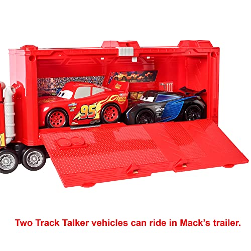 Cars Mack Camión parlanchín de transporte de coches de juguete con luces y sonidos, regalo para niños +3 años (Mattel GYG02)