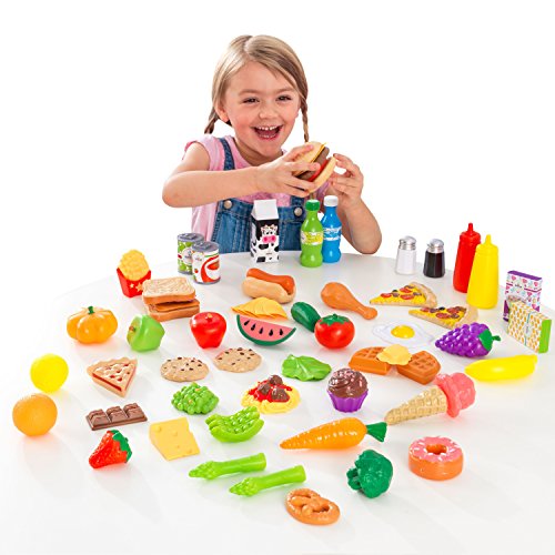 KidKraft 63510 Surtido de comida de juguete con 65 piezas de alimentos, juego de imitación para niños con accesorios incluidos