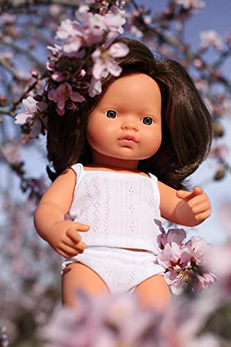 Miniland – Muñeco bebé Europea Niña Morena de Vinilo Suave de 38cm con rasgos étnicos y sexuado para el Aprendizaje de la Diversidad con Suave y Agradable Perfume. Presentado en Caja de Regalo.