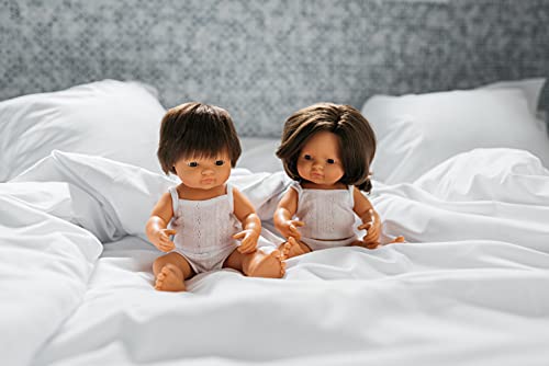 Miniland – Muñeco bebé Europea Niña Morena de Vinilo Suave de 38cm con rasgos étnicos y sexuado para el Aprendizaje de la Diversidad con Suave y Agradable Perfume. Presentado en Caja de Regalo.