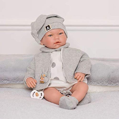 Muñecas Guca- MUÑECO Aaron con Pelele Blanco Lunares Chaqueta con GORRITO Gris. 46CM Reborn, Multicolor (883)