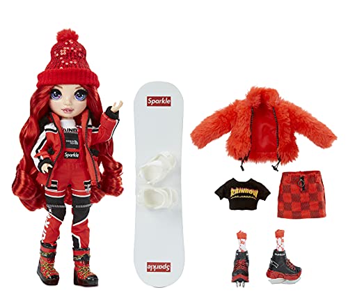 Rainbow High Winter Break Ruby Anderson-Muñeca de Moda roja con 2 atuendos, Equipo de Nieve y Pedestal-Incluye esquís, Patines, Accesorios y más-Edad: 6+ años, Color (574286C3)