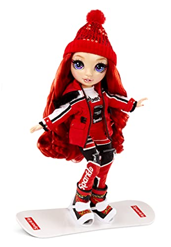 Rainbow High Winter Break Ruby Anderson-Muñeca de Moda roja con 2 atuendos, Equipo de Nieve y Pedestal-Incluye esquís, Patines, Accesorios y más-Edad: 6+ años, Color (574286C3)