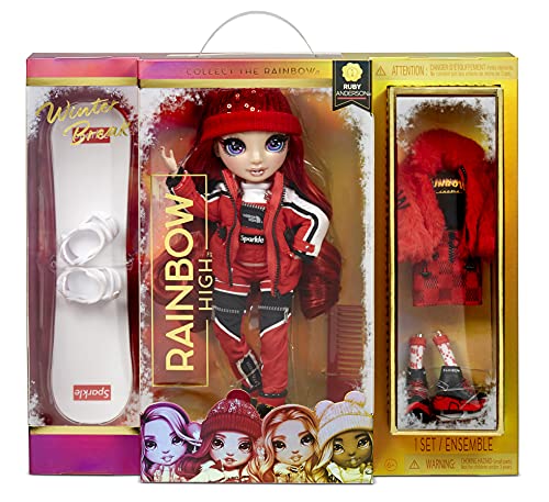 Rainbow High Winter Break Ruby Anderson-Muñeca de Moda roja con 2 atuendos, Equipo de Nieve y Pedestal-Incluye esquís, Patines, Accesorios y más-Edad: 6+ años, Color (574286C3)