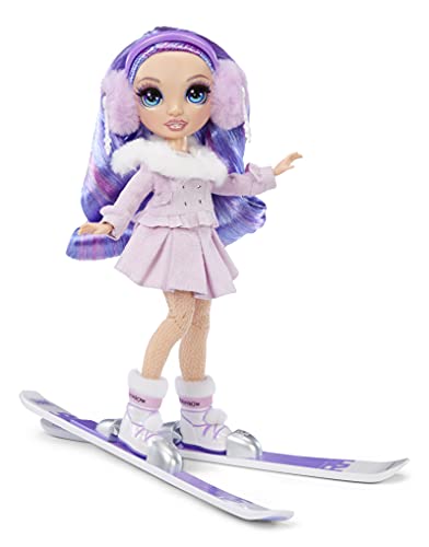 Rainbow High Winter Break Violet Willow-Muñeca de Moda Morada con 2 atuendos, Equipo de Nieve y Pedestal-Incluye esquís, Patines, Accesorios y más-Edad: 6+ años, Color (574804C3)