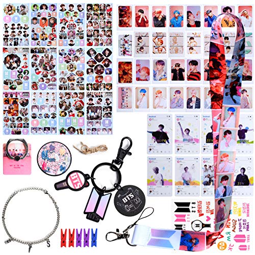 BTS - Juego de Regalo BTS para Army, Set de Regalo para Fans 32 Tarjetas BTS Lomo / 13 Pegatinas BTS / 8 BTS Tarjetas Transparentes / 2 Soportes BTS / 1 Llavero BTS / 1 Cordón BTS / 1 Pulseras