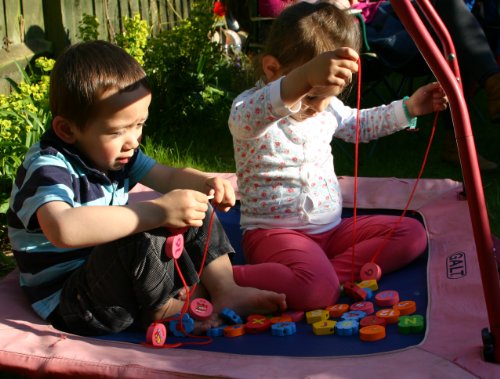 TOWO Beads Juguete educativos Cuentas de Madera para Atar para niños de 46 Piezas - Alfabeto de Madera Bloques de números ensartables infantiles abacos para niños creativo - juguetes montessori educativo