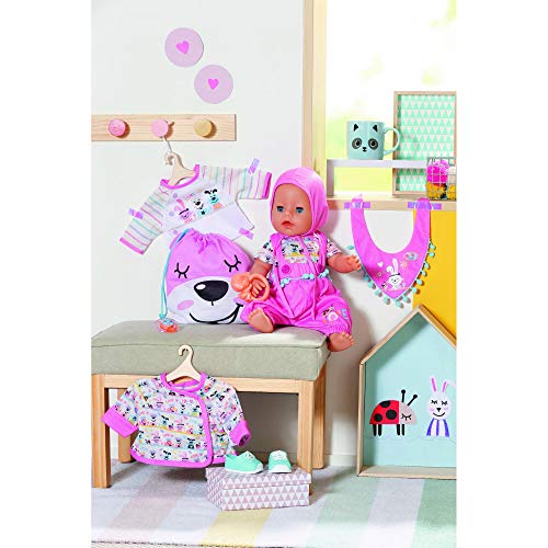 Baby born Deluxe Set Llegada para Muñecas 43 cm, Para Manos Pequeñas, Promueve la Empatía y las Habilidades Sociales, Edad 3+ Años, Con Ropa, Sonajero, Bolso de Gimnasio y Más